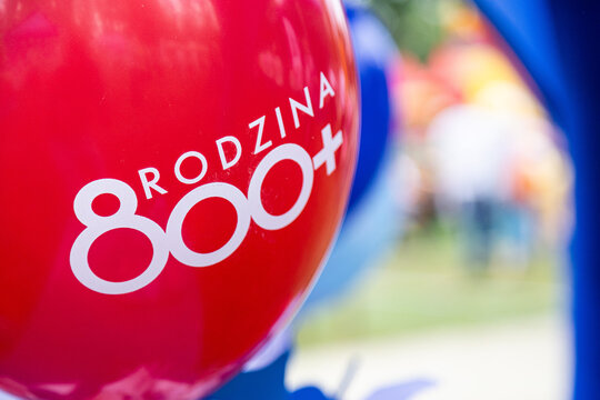 Supraśl, Polska - 23 lipca 2023 - Balony podczas pikniku promującego program "Rodzina 800 plus"