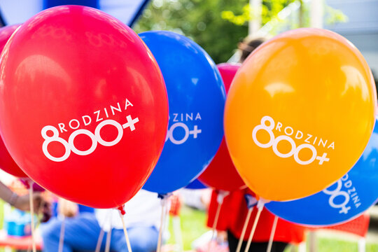 Supraśl, Polska - 23 lipca 2023 - Balony podczas pikniku promującego program "Rodzina 800 plus"