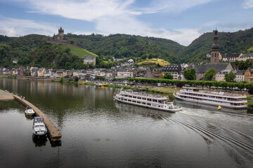 Fototapeta na wymiar View on the German city of Cochem with the colored houses and the Reichsburg Cochem castle