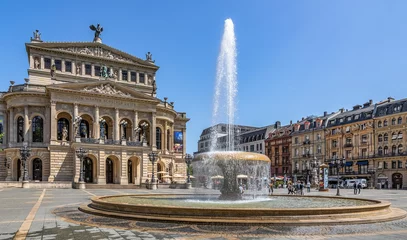 Frankfurt am Main Panorama vom  Opernplatz mit alter Oper und Lucae-Brunnen © Wolfgang Knoll