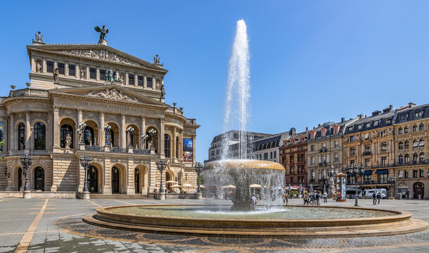 Frankfurt am Main Panorama vom  Opernplatz mit alter Oper und Lucae-Brunnen