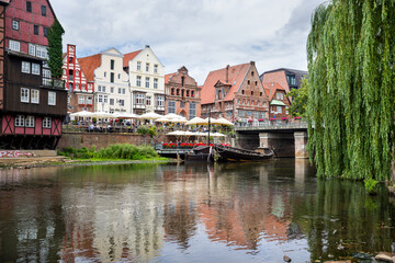 Fototapeta na wymiar Lüneburg auf der Ilmenau im Hafen