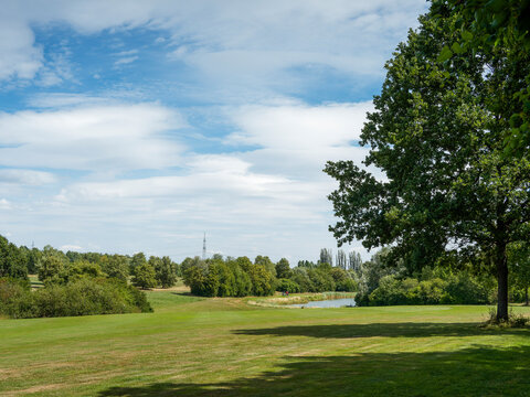 Bondorf im Korng&auml;u. Landkreis B&ouml;blingen. Runde im Waldgebiet. Entlang Bernloch und Golfplatz zu den Fichten
