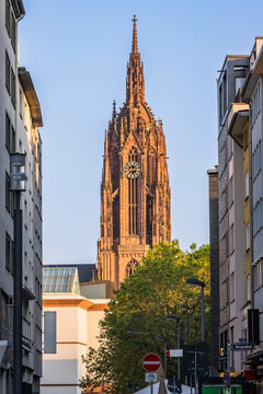 Frankfurt am Main Blick vom Holzgraben auf den auf den Kirchturm des Kaiserdom St. Bartholomäus