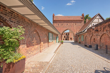 Historisches Friedländer Tor und Stadtmauer in Neubrandenburg © cinzano77