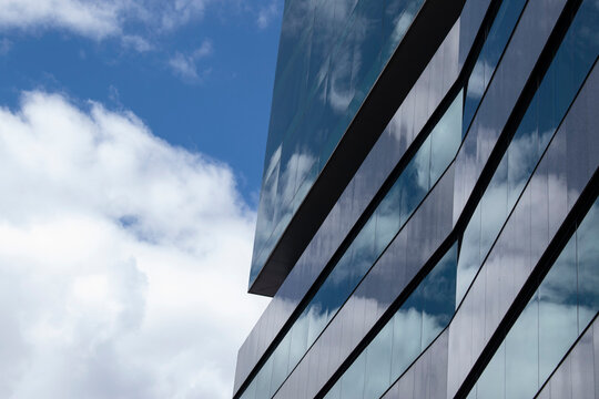 Fachada edificio, ventanas, reflejos, edificios y cielo