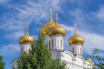 Fototapeta na wymiar domes of the Orthodox church