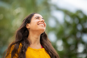 Naklejka premium smiling young woman looking up