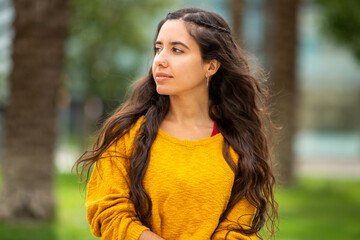 Naklejka premium young woman looking away