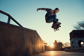 Skateboarder saltando con su tabla - obrazy, fototapety, plakaty