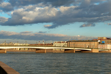 Obraz premium Road bridge across the European city river on a summer day.