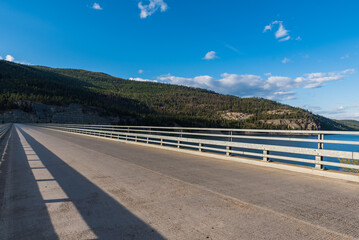 Naklejka premium Lake Bridge In the Mountains