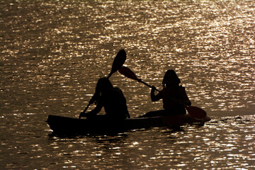 personas navegando en kayak en un lago o mar