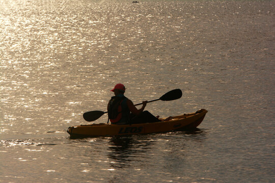 persona navegando en kayak en un lago o mar