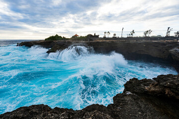 Brandung und Felsige Küste auf Bali
