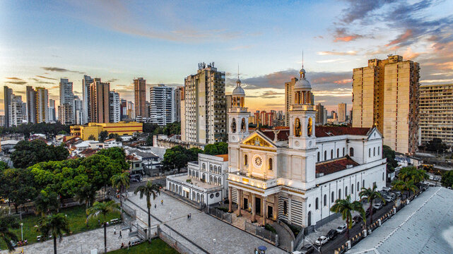 ENTARDECER NA BAS&Iacute;LICA DE NAZAR&Eacute;