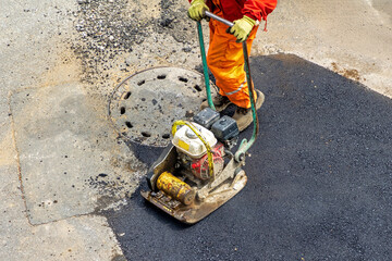 Vibratory plate compactor paving work - 627115357