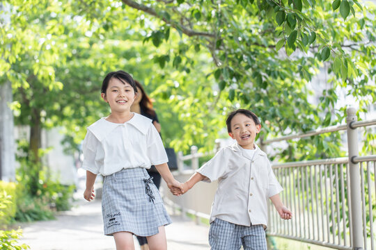 手を繋いで歩く子供　children Walking Hand In Hand