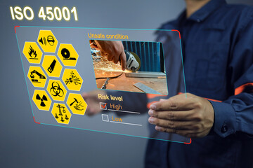 Engineering reading unsafe work reports through virtual screens and teaching subordinates in case...