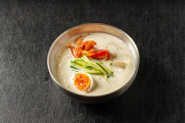 韓国豆乳麺　cold noodle dish in korean soy milk soup