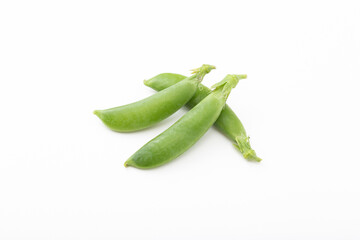 白背景にスナップエンドウ