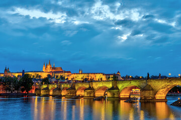 Obraz premium The famous Charles Bridge and the catle in Prague at dawn