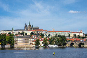 Obraz premium Panorama of the famous Charles Bridge and the Castle in Prague on a sunny day