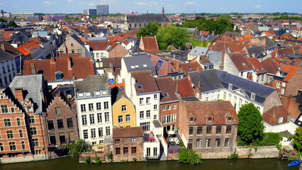 schöner Ausblick von der Burg in Gent über die Stadt unter blauem Himmel 