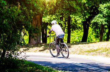 Obraz premium Cyclist ride on the bike path in the city Park 