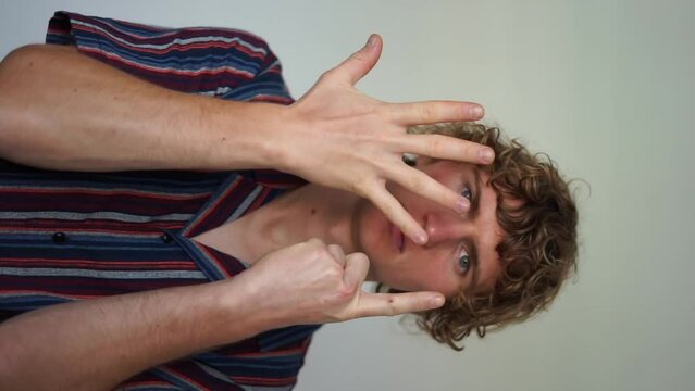 showing six fingers vertical video