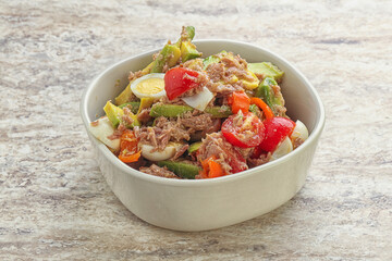 Salad with tuna and avocado