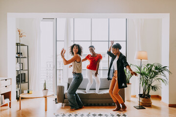 Beautiful and young latin american women having fun and bonding at home - Three pretty hispanic adult female spending time together 