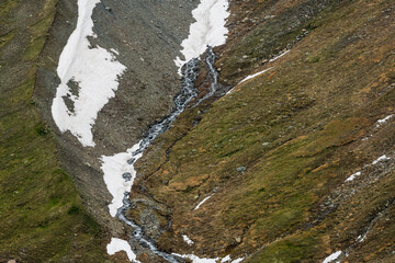 Ruissellements printaniers sur les pentes alpines : la fonte des neiges en action, vallée de la Tarentaise, Savoie, France