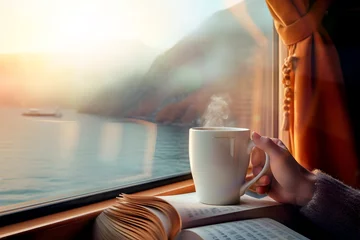Printed kitchen splashbacks Salmon Manos de mujer sujetando una taza de café en el interior de autocaravana casa móvil con vistas al mar en el amanecer.Estilo de vida de viaje con camper.