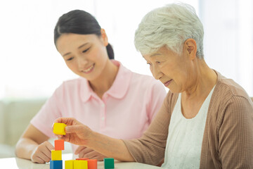シニア女性と介護士