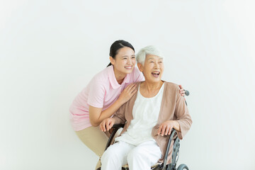 シニア女性と介護士