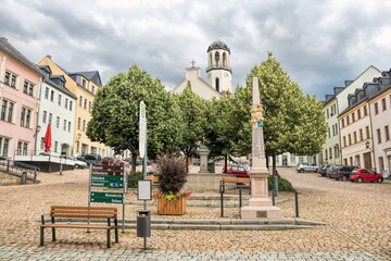 Naklejka premium auerbach, deutschland - marktplatz mit kilometerstein, brunnen und kirche st. laurentius