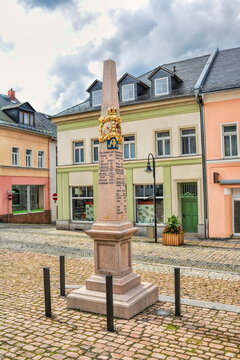 auerbach, deutschland - kilometerstein auf dem marktplatz