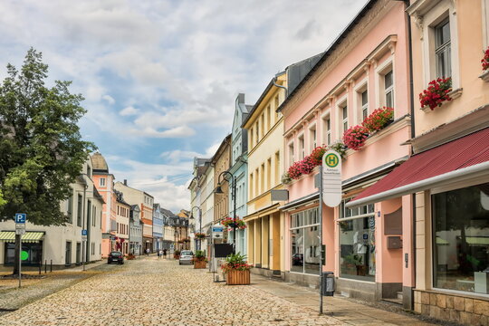 auerbach, deutschland - shoppingmeile mit sanierten alten h&auml;usern