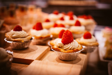 Cup cake mit Himbeere im Restaurant zum Frühstück