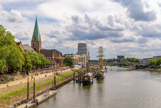Stadtansicht Bremen von der Schlachte mit Blick von der Teerhofbrücke über die Weser bis zur St.-Martinikirche