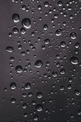 Gouttes d'eau et reflets sur du métal noir - Arrière plan sombre