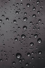 Gouttes d'eau et reflets sur du métal noir - Arrière plan sombre