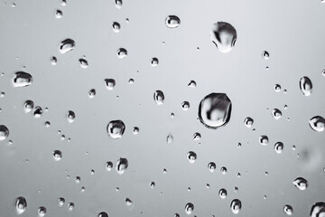 Gouttes d'eau et reflets sur du métal noir - Arrière plan sombre