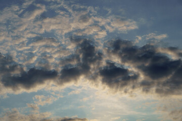 Fototapeta premium beautiful sunset sky with cumulus clouds for abstract background