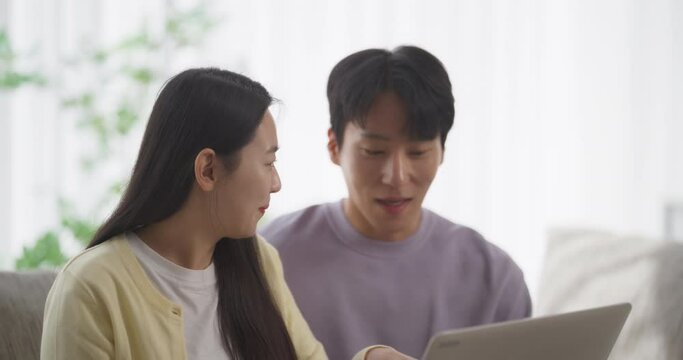 아늑한 아파트에서 노트북으로 드라마를 보는 행복한 커플의 상반신 영상