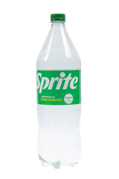 Vaison la Romaine, Vaucluse, France - 20072023 : bouteille de marque Sprite isol&eacute; sur un fond blanc