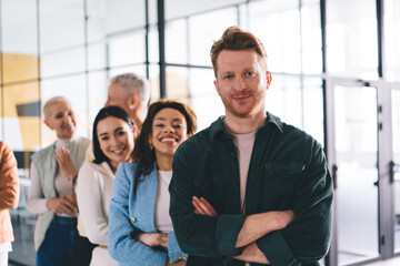 Obraz premium Cheerful diverse colleagues standing in office