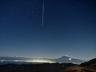 富士山上空の流れ星