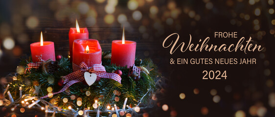 Weihnachtskarte - Frohe Weihnachten und ein gutes neues Jahr 2024 - rote brennende Kerzen - Adventskerzen - Weihnachtsgrüße - Hintergrund Banner, Header - Christmas greeting card with german text - 627285757